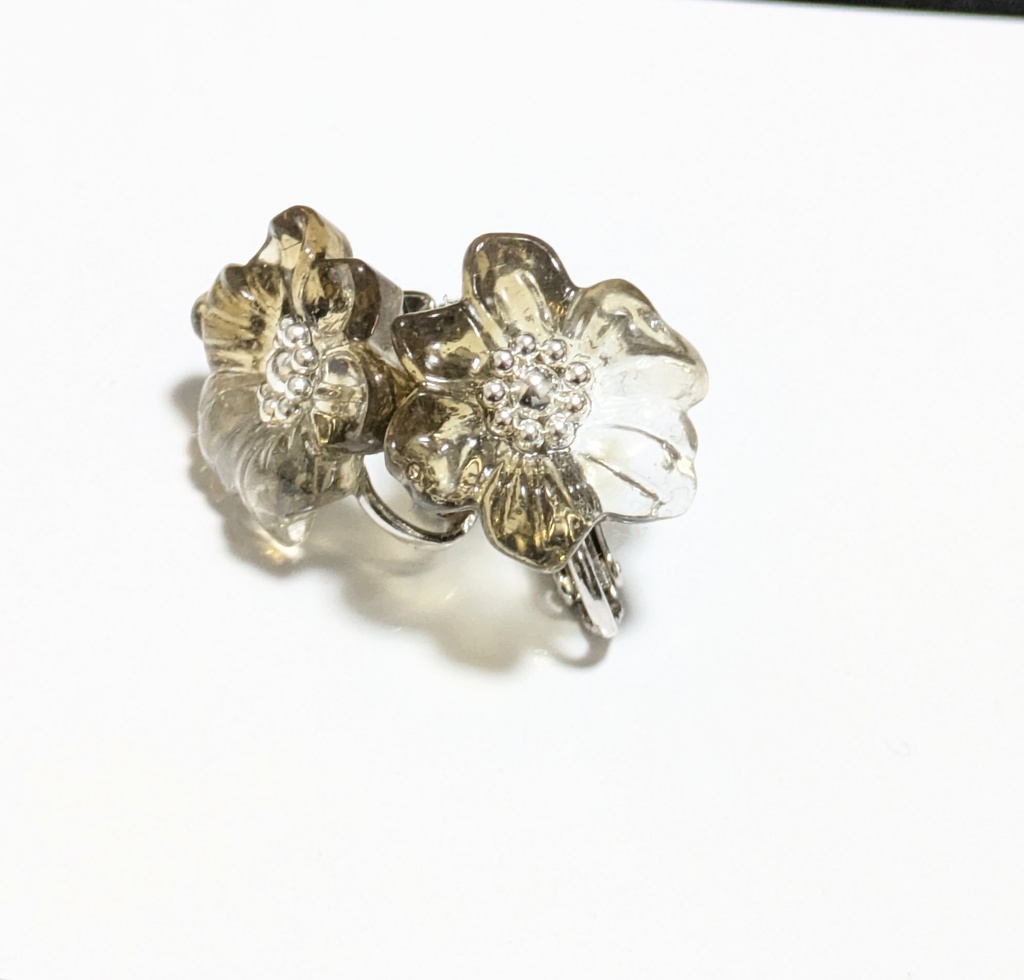 普段使いができる推しカラーイヤリング