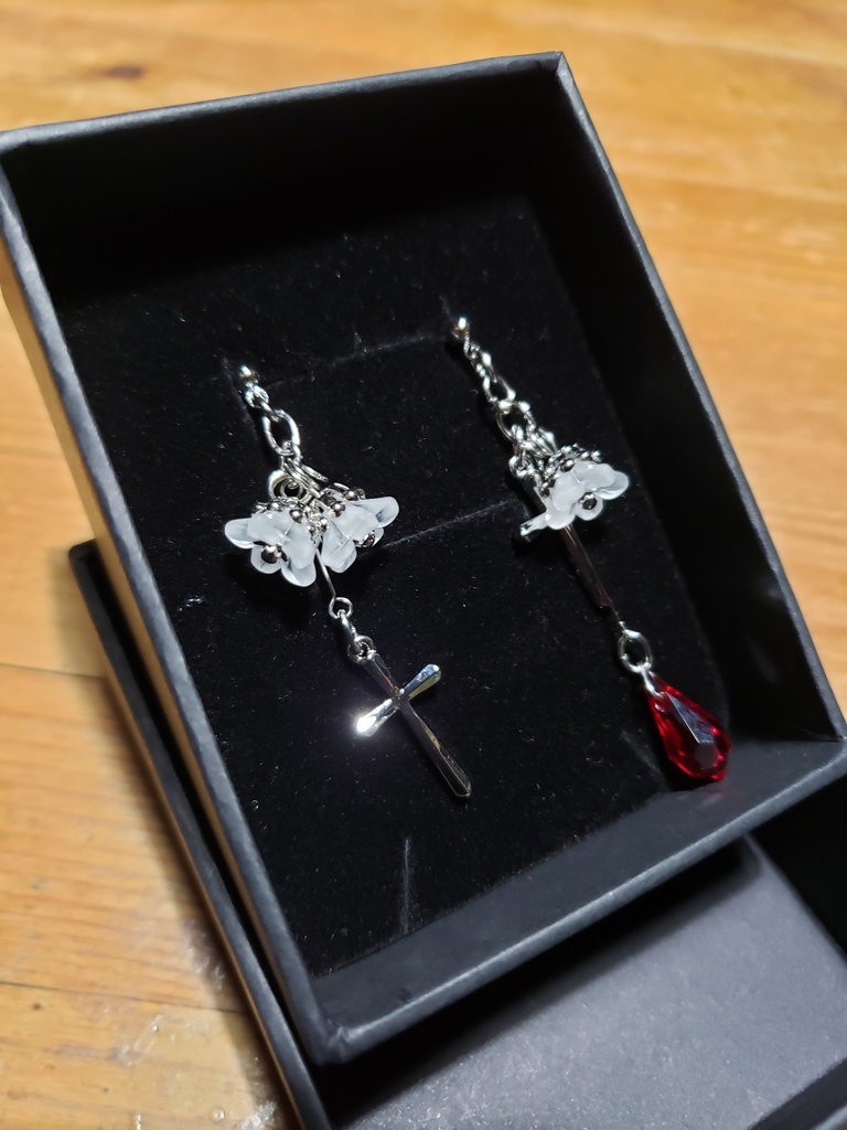 ハウレス概念ピアス(レモンの花つき)