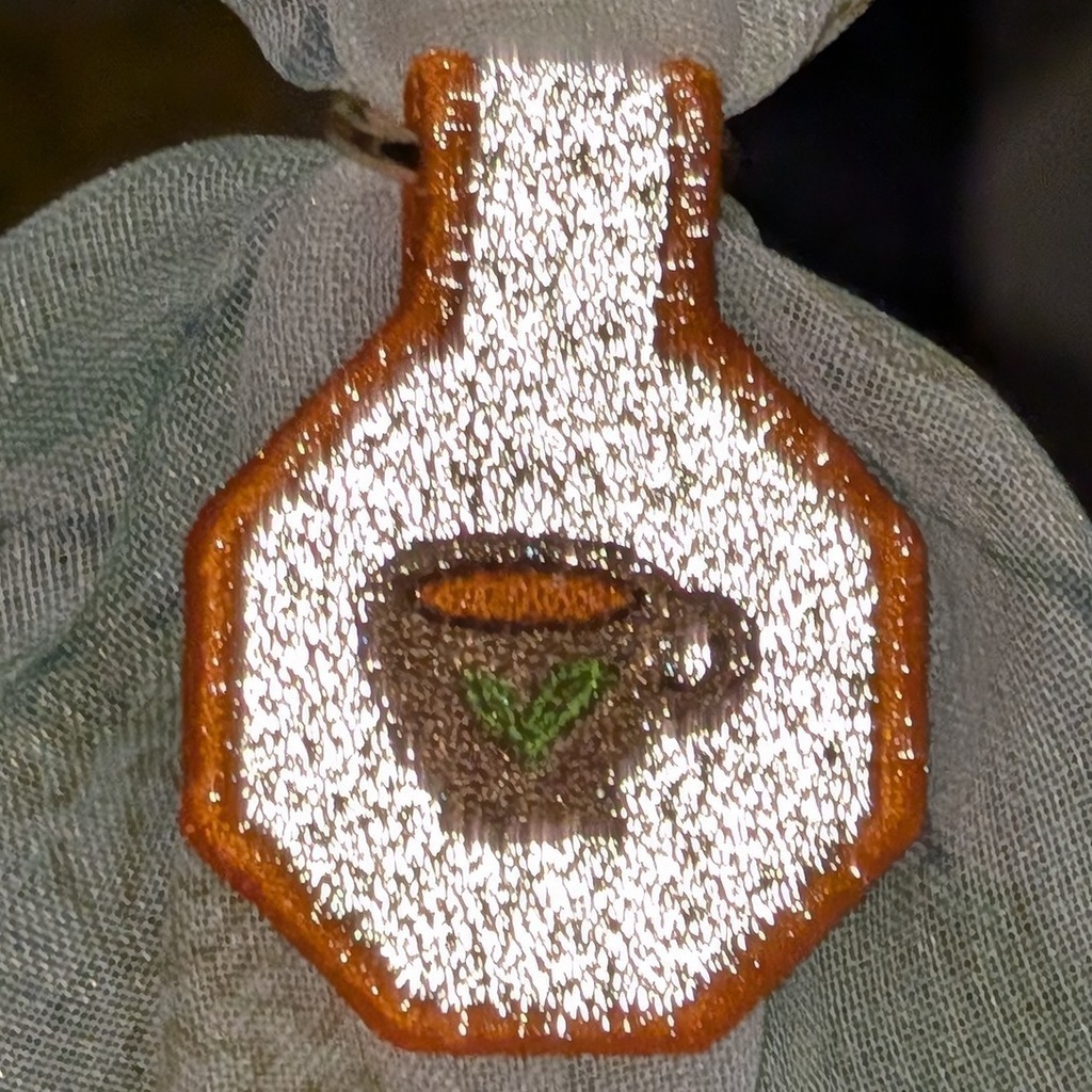 【化学界隈】カフェイン構造式と紅茶のリバーシブル刺繍キーホルダー/バッグチャーム