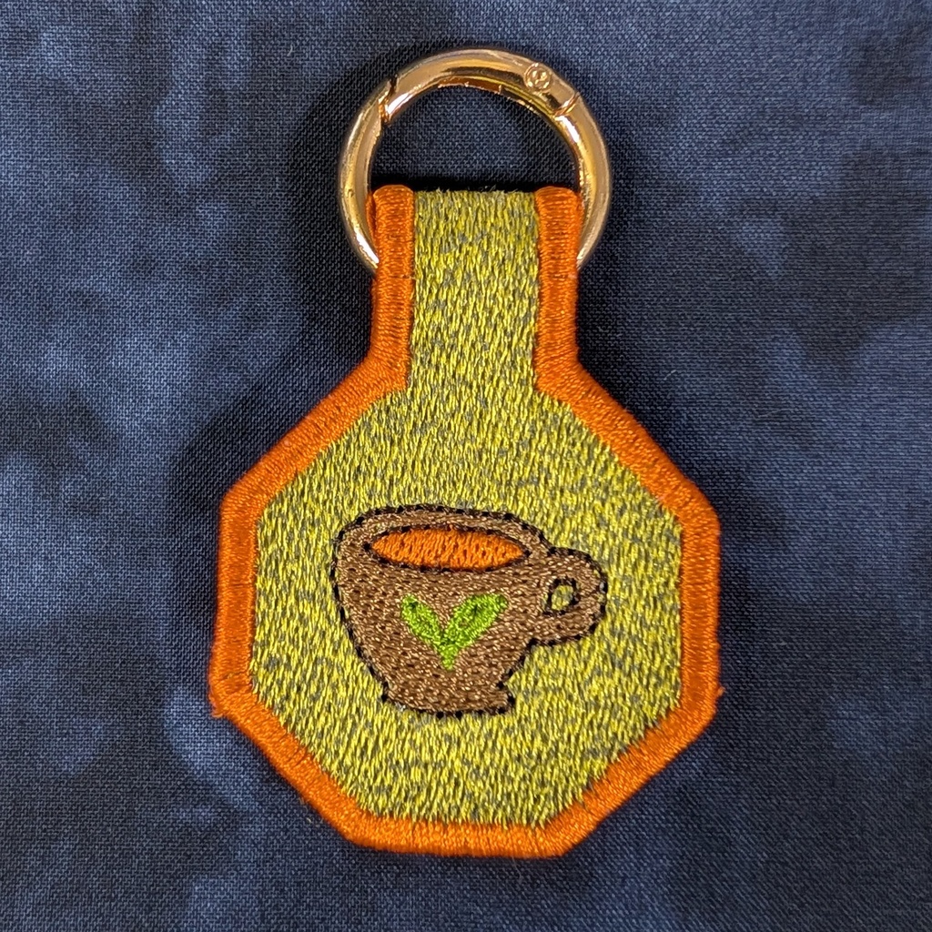 【化学界隈】カフェイン構造式と紅茶のリバーシブル刺繍キーホルダー/バッグチャーム