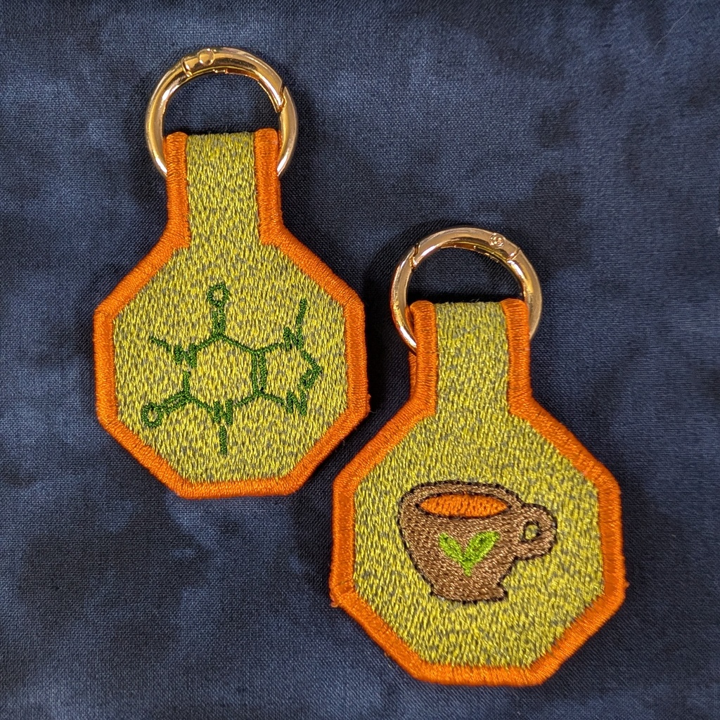 【化学界隈】カフェイン構造式と紅茶のリバーシブル刺繍キーホルダー/バッグチャーム