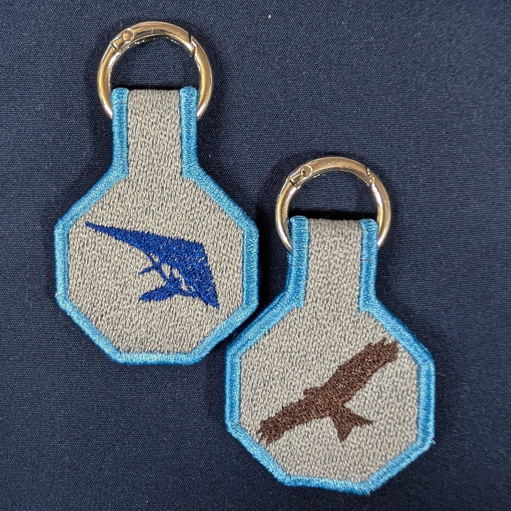 ハンググライダーとトンビの刺繍チャーム