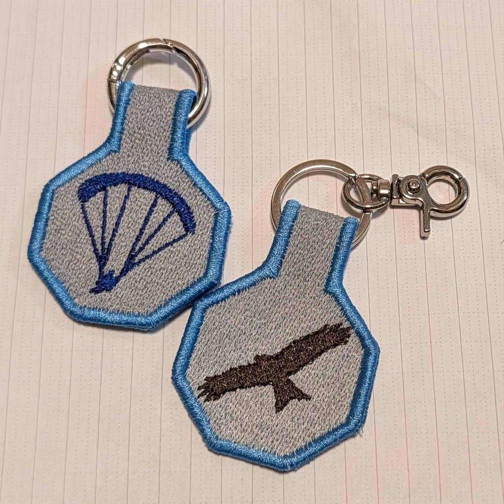 ハンググライダーとトンビの刺繍チャーム