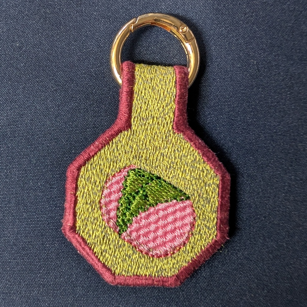 桜餅道明寺とクマリンの刺繍チャーム