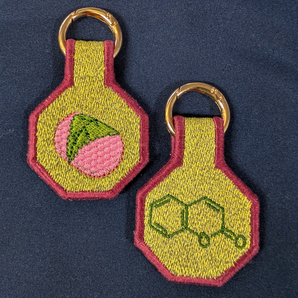 桜餅道明寺とクマリンの刺繍チャーム