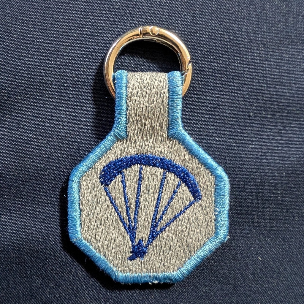 パラグライダーとトンビの刺繍チャーム