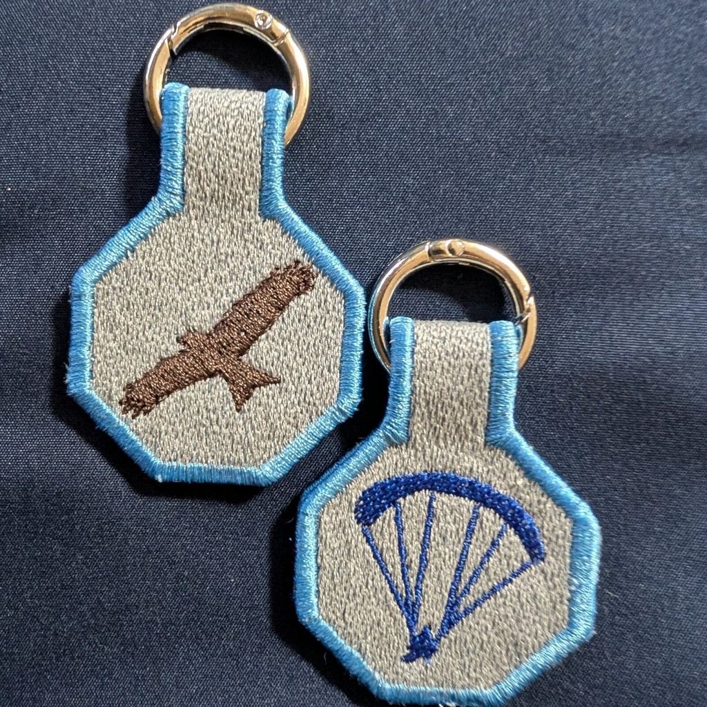 パラグライダーとトンビの刺繍チャーム