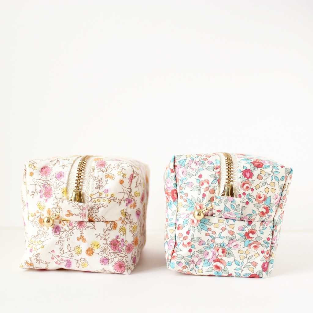 【B級品】うさぎが生えてるポーチ