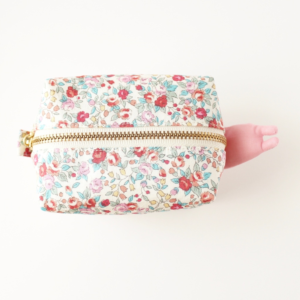 【B級品】うさぎが生えてるポーチ