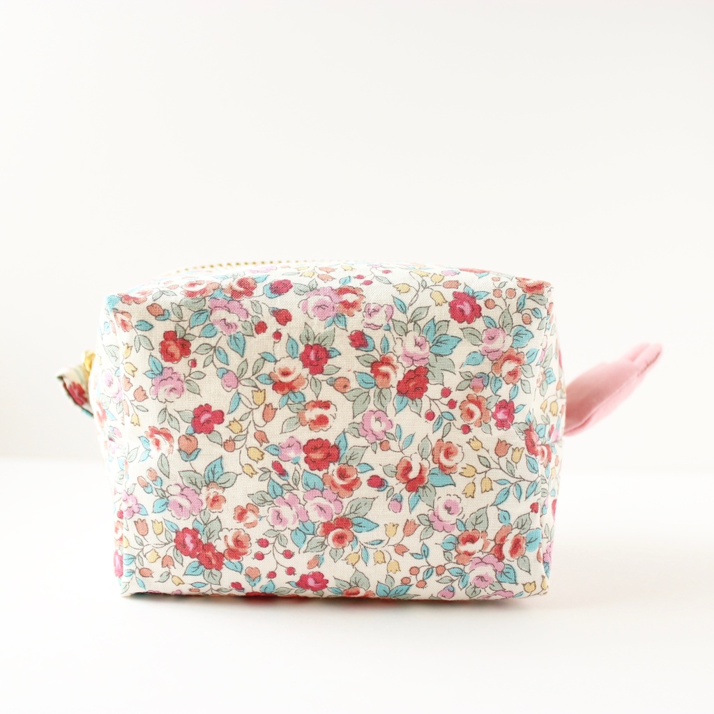 【B級品】うさぎが生えてるポーチ