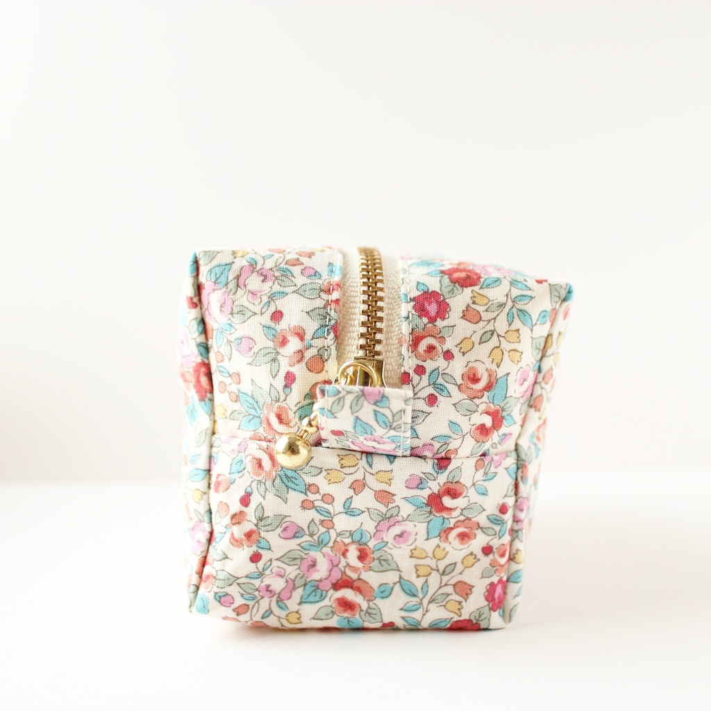 【B級品】うさぎが生えてるポーチ