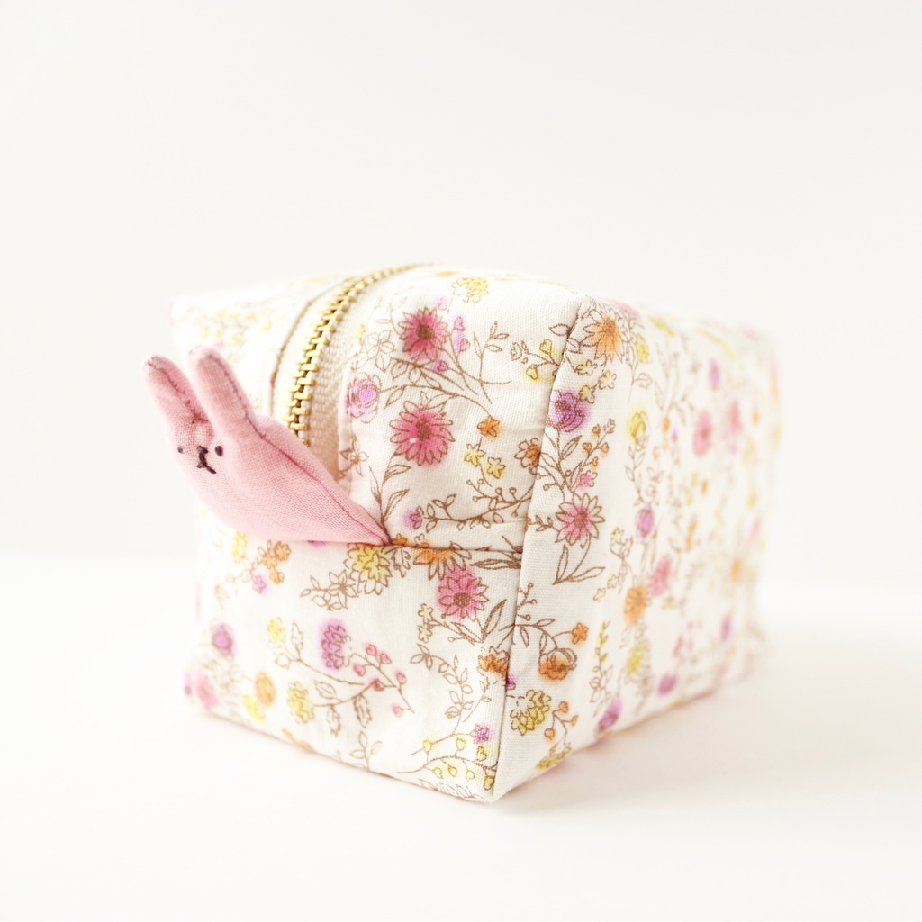 【B級品】うさぎが生えてるポーチ