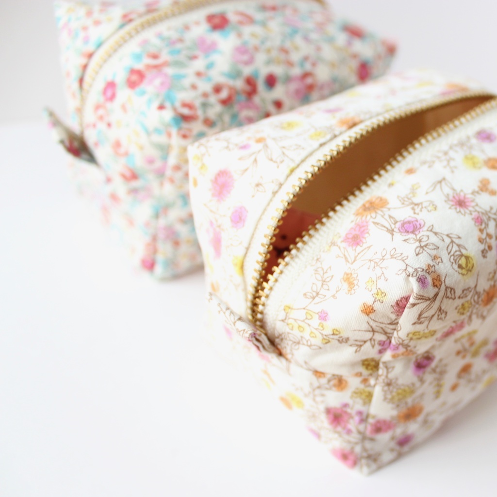 【B級品】うさぎが生えてるポーチ