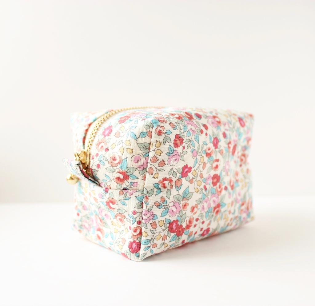 【B級品】うさぎが生えてるポーチ