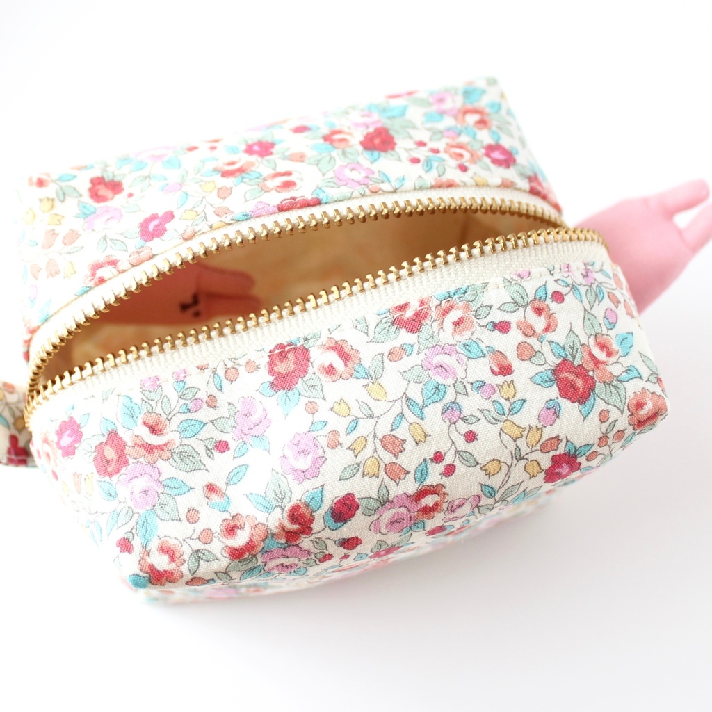 【B級品】うさぎが生えてるポーチ