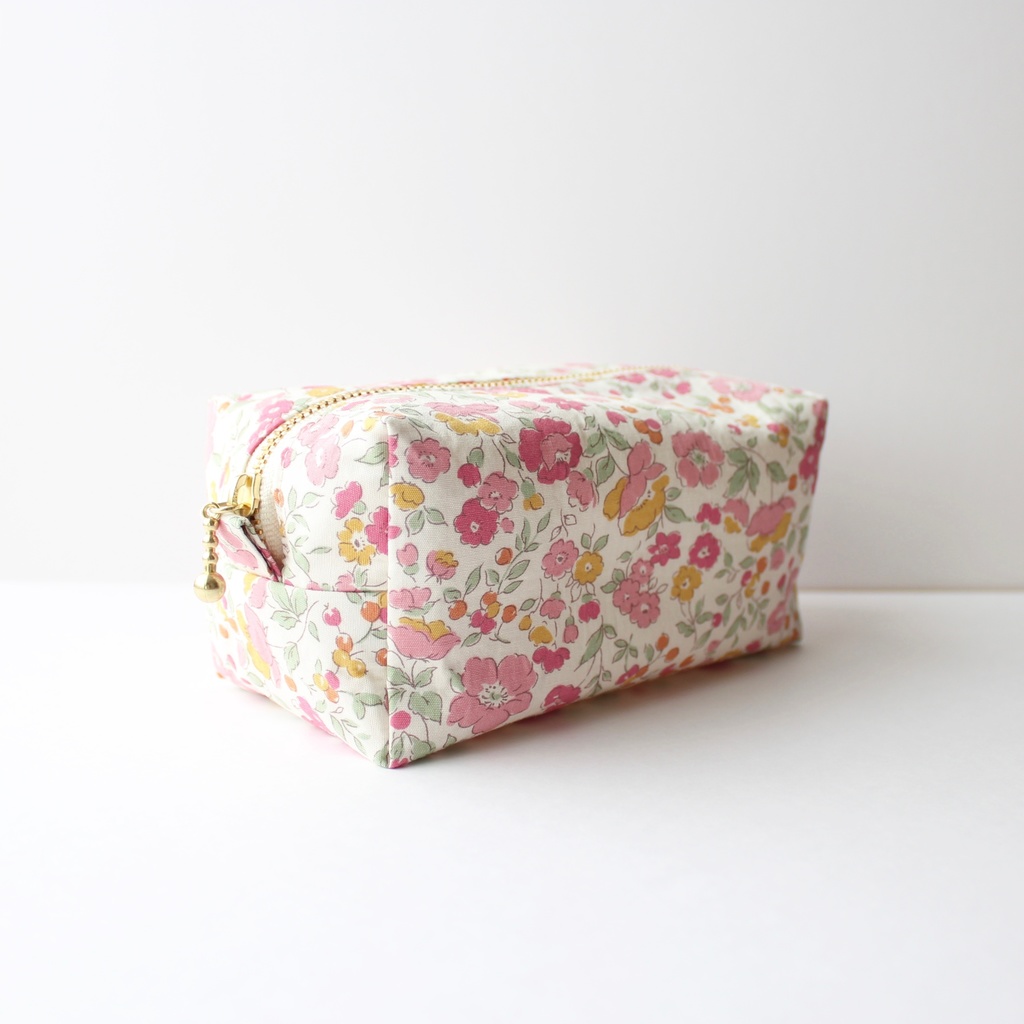 【B級品】うさぎが生えてるしかくいポーチ