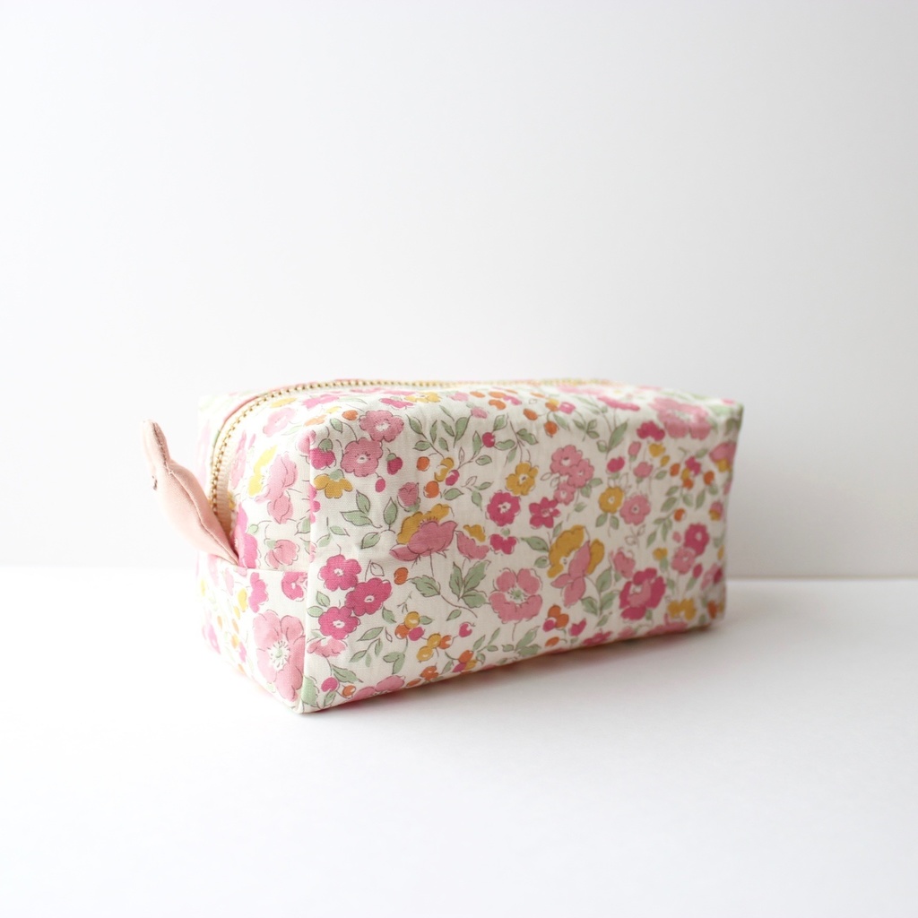 【B級品】うさぎが生えてるしかくいポーチ