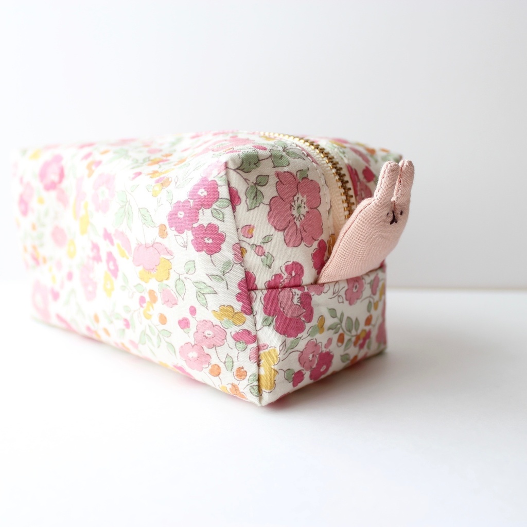 【B級品】うさぎが生えてるしかくいポーチ