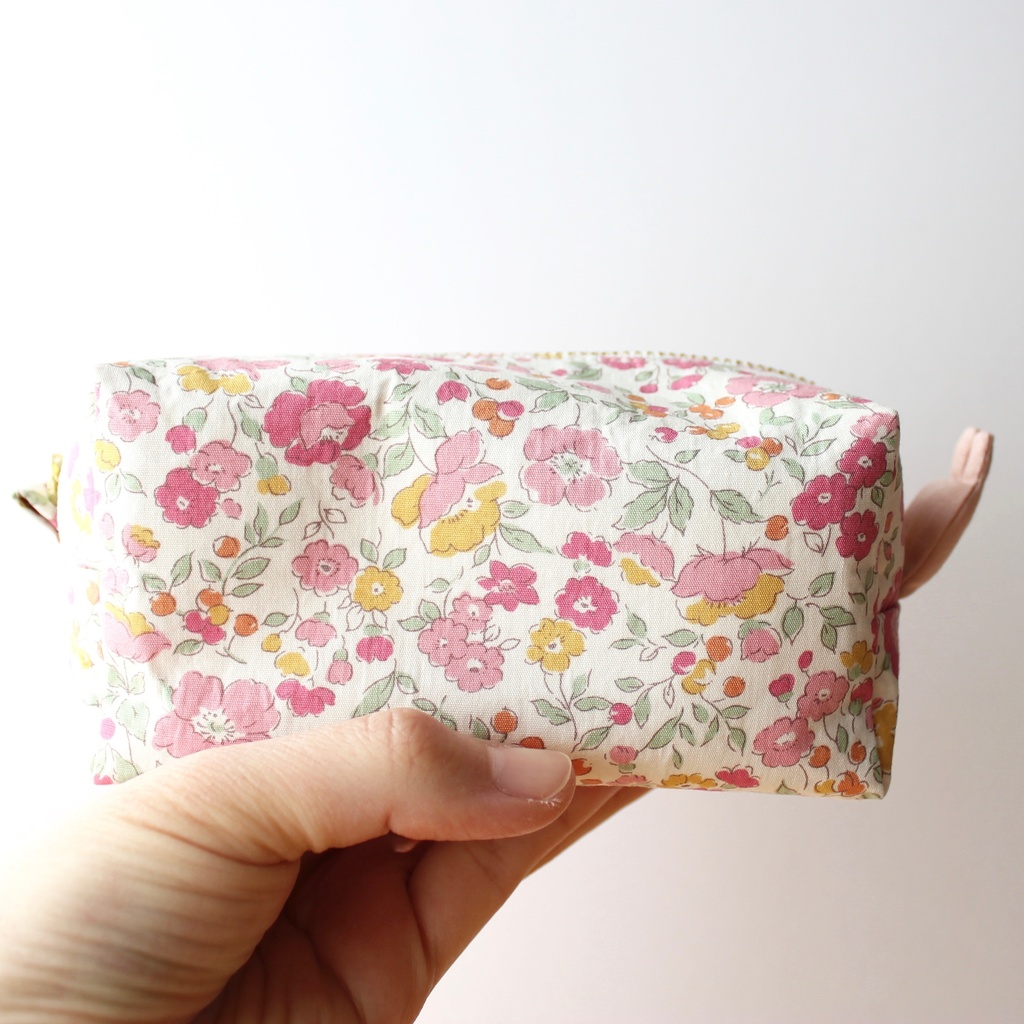 【B級品】うさぎが生えてるしかくいポーチ