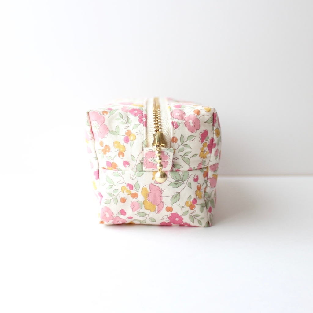 【B級品】うさぎが生えてるしかくいポーチ