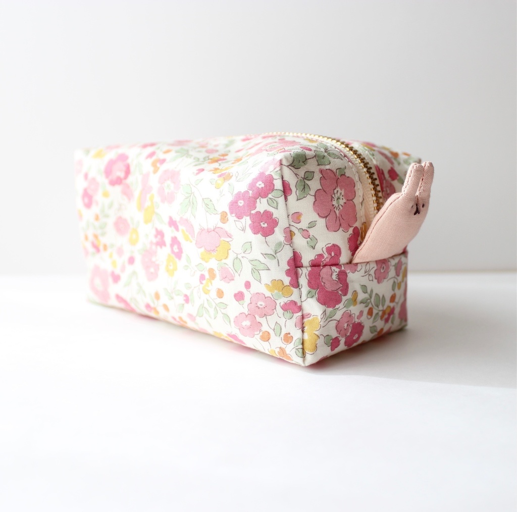 【B級品】うさぎが生えてるしかくいポーチ