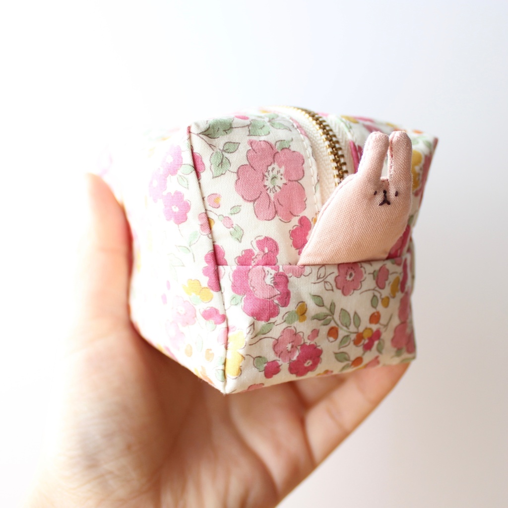 【B級品】うさぎが生えてるしかくいポーチ