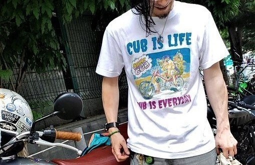 “CUB IS LIFE🌏CUB IS EVERDAY” チョップCUBガール👕Tシャツ