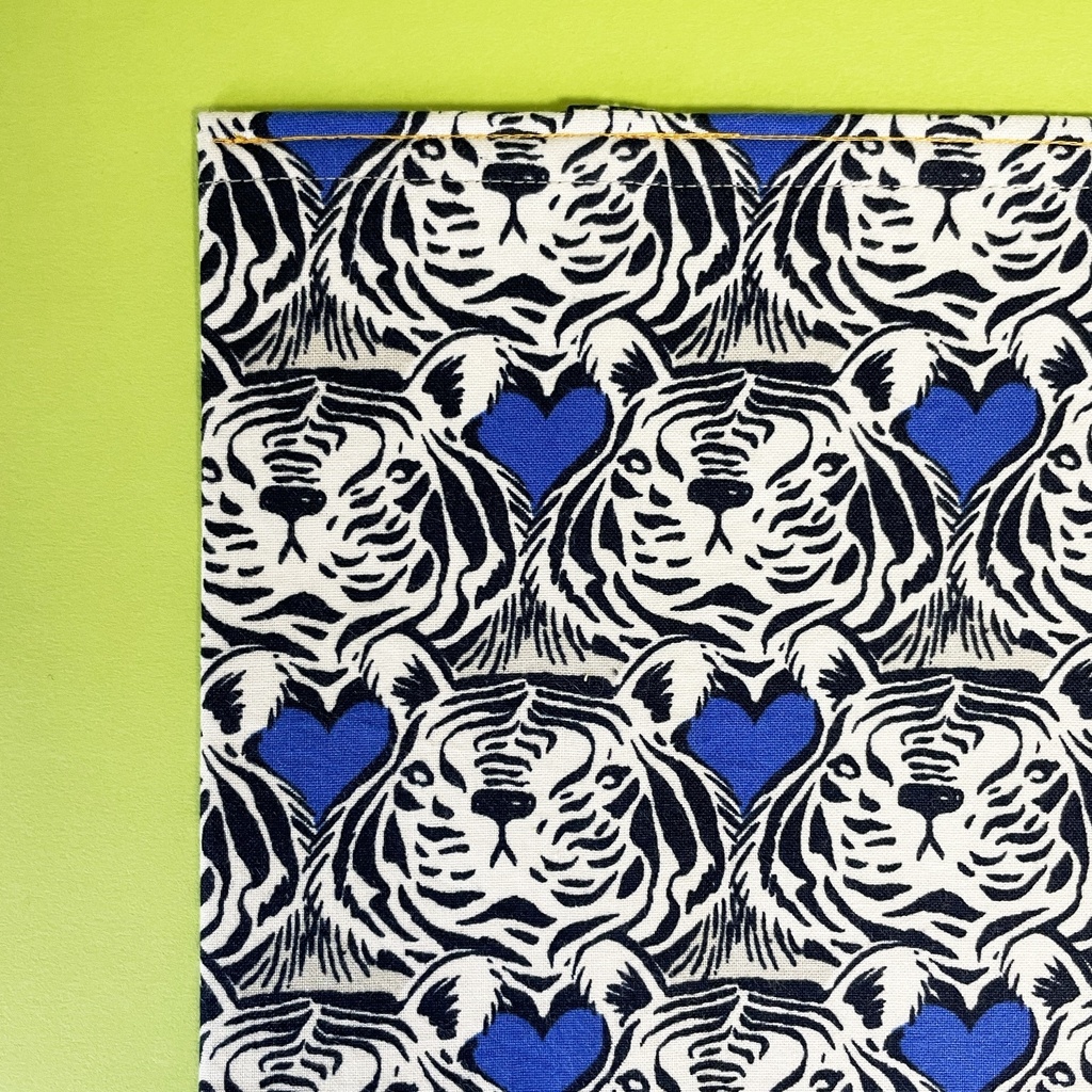 ブックカバー 青年コミックサイズ 【🐯タイガーハート💖】