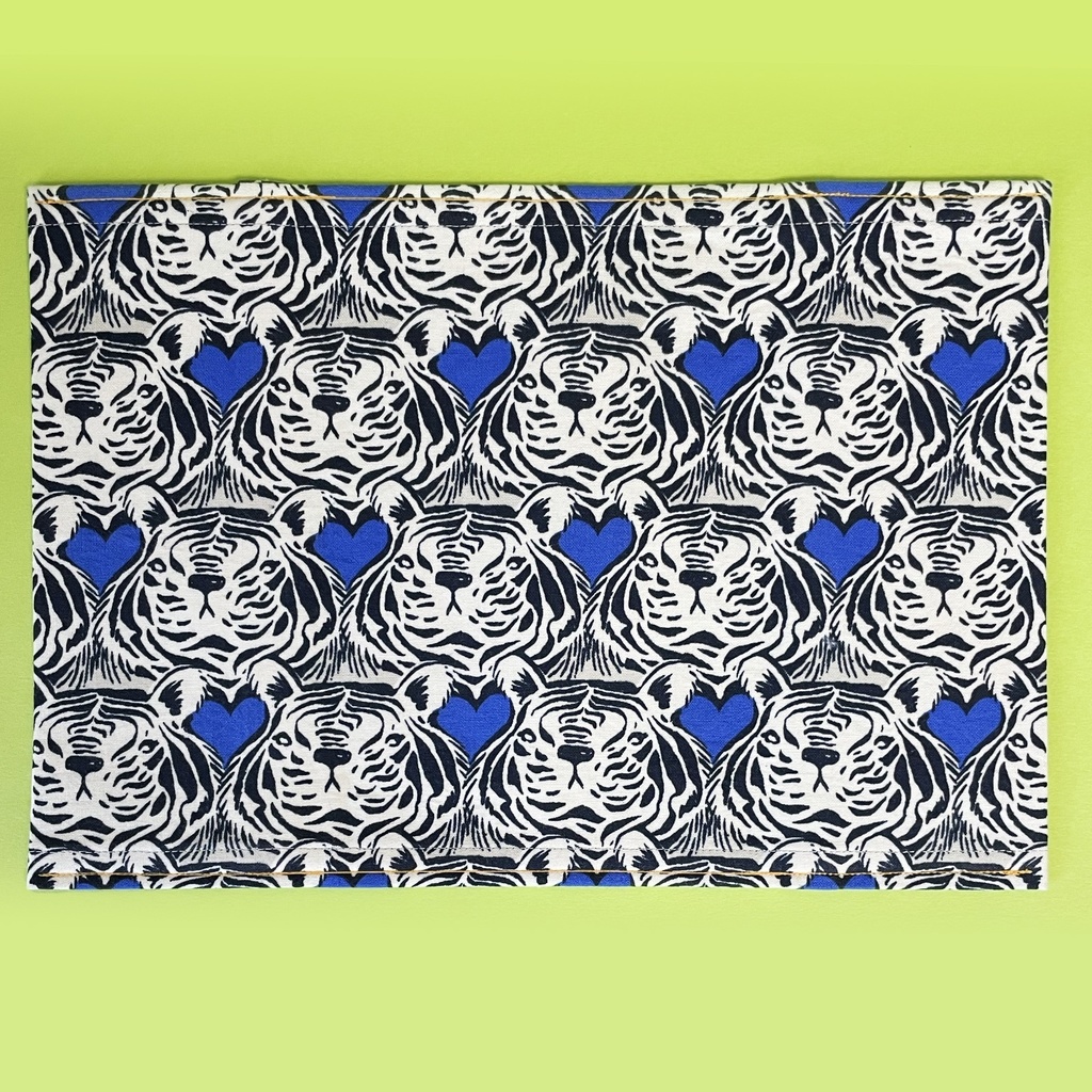 ブックカバー 青年コミックサイズ 【🐯タイガーハート💖】