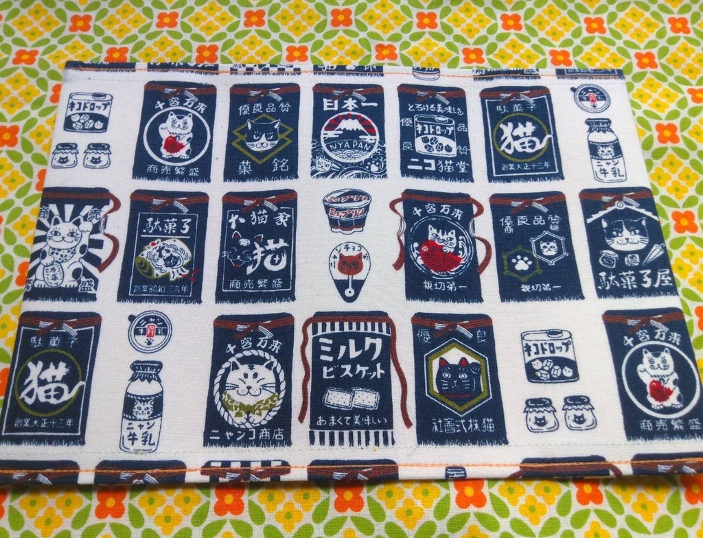 ブックカバー　文庫サイズ【😸ネコ商人 W 🤍】