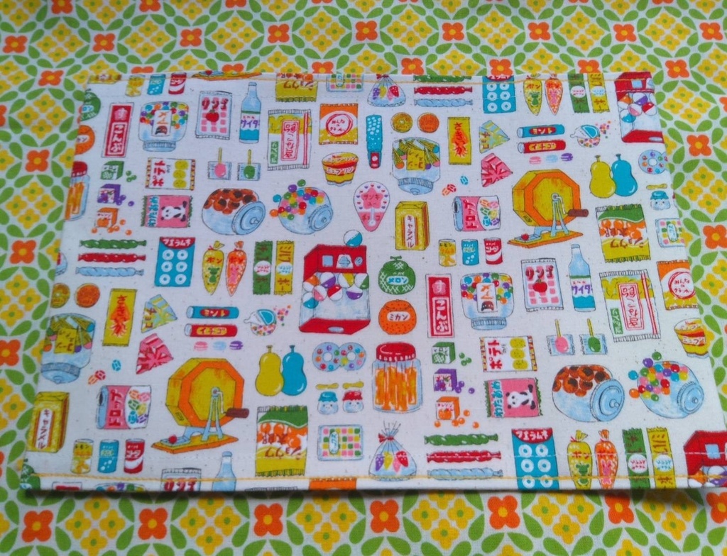 ブックカバー　文庫サイズ【🍘駄菓子屋さん W🍬】