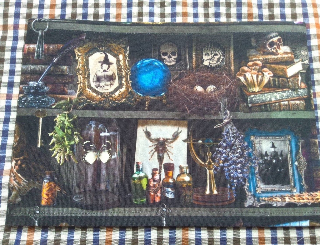 ブックカバー　文庫サイズ【📚魔法の図書館 棚📙】