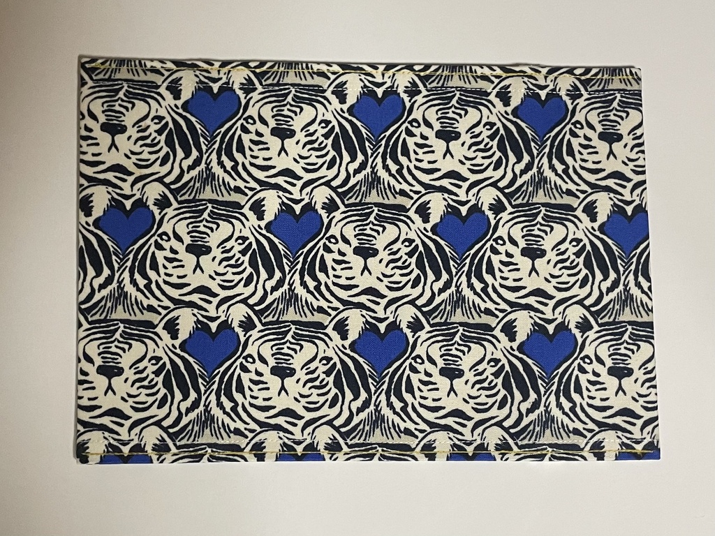 ブックカバー　文庫サイズ【🐯タイガーハート💙】
