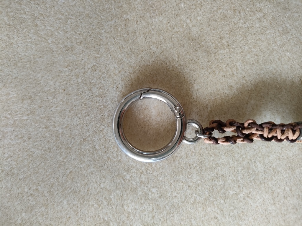 ヤギキーホルダー 白ヤギ・薄茶皮ひも(左端)