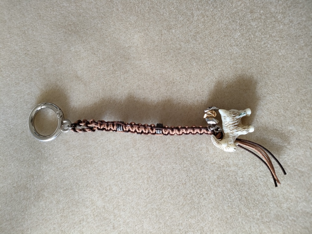 ヤギキーホルダー 白ヤギ・薄茶皮ひも(左端)