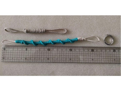 ストラップ 青のねじねじ