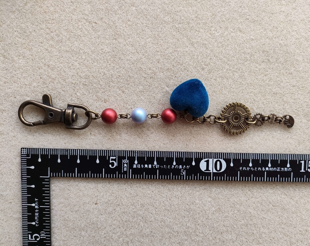 歯車とハートのストラップ