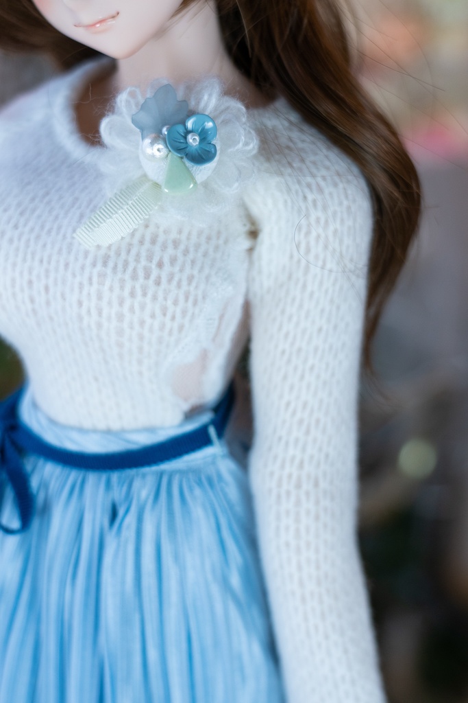 ブローチ付き空き襟ニットカットソー DD・DDS・DDdyサイズ