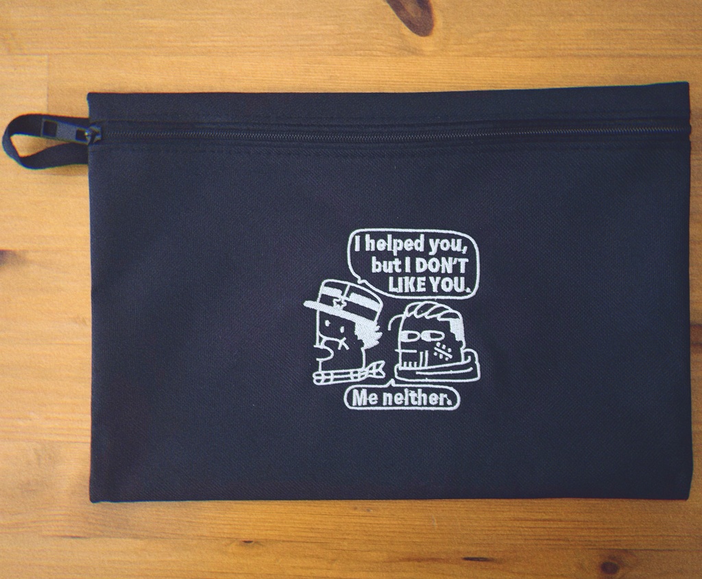 モノクロ刺繍ポーチ（黒）