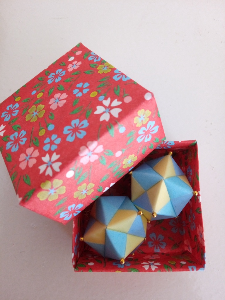 \Christmas Sale/ Tetrahedron paper Earring / Light weight / 紙のピアス