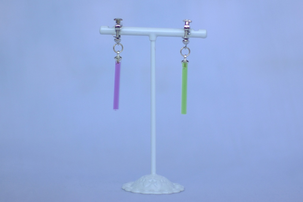 双子元素のイヤリング(Pr, Nd)