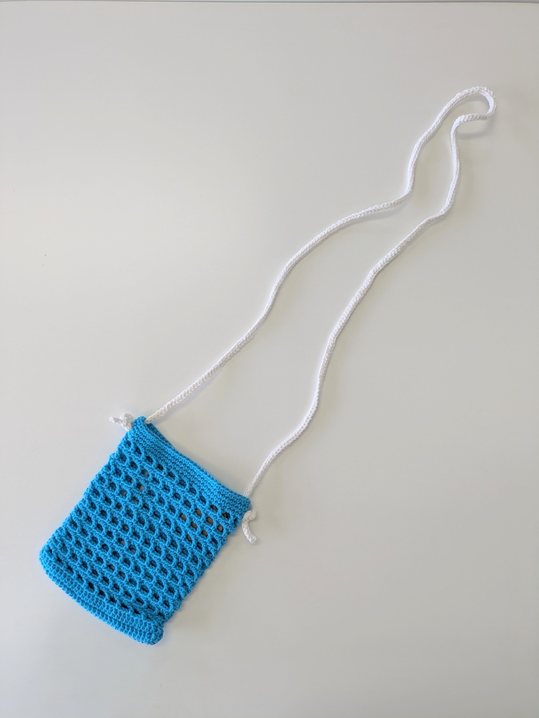 【ハンドメイド】爽やかバイカラーのかぎ針編みネットサコッシュ / スマホショルダー(ブルー×ホワイト)
