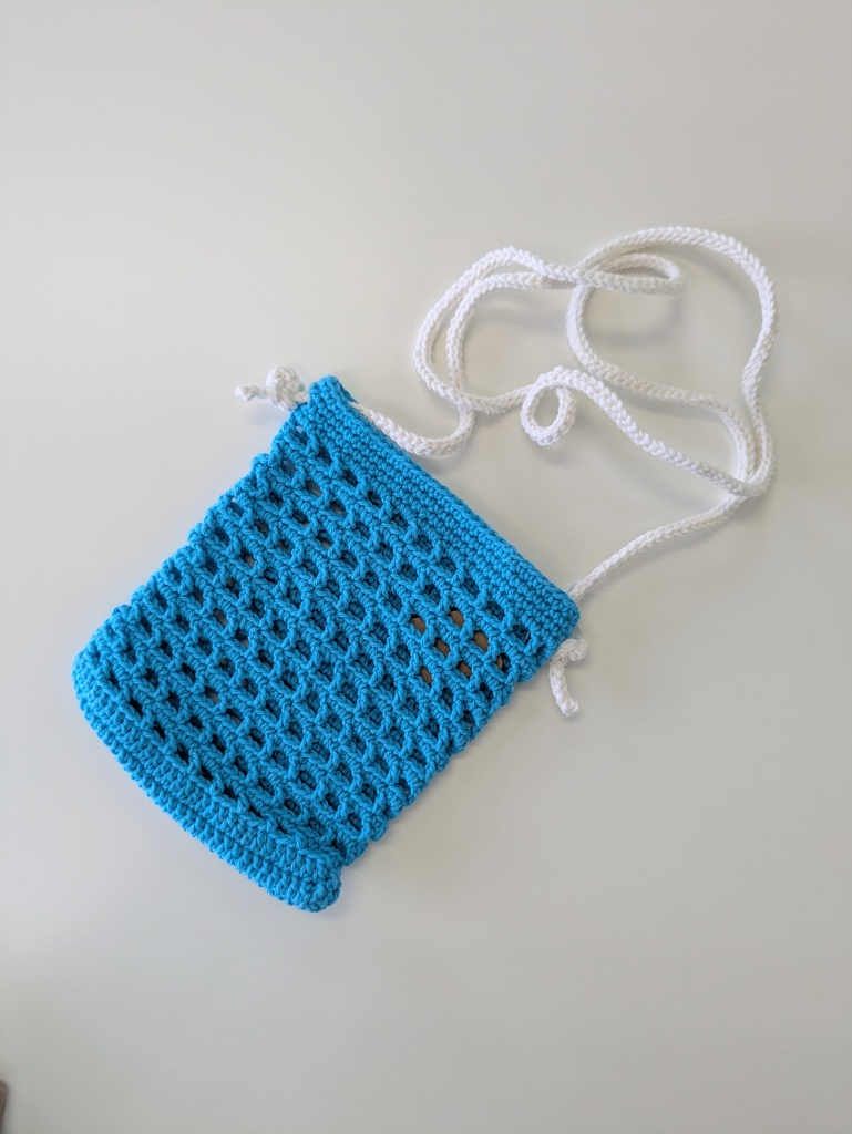 【ハンドメイド】爽やかバイカラーのかぎ針編みネットサコッシュ / スマホショルダー（ブルー×ホワイト）
