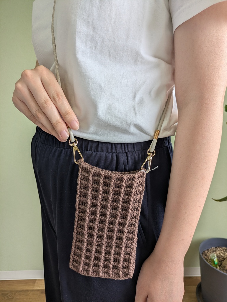 【ハンドメイド】ワッフル編みの大人上品なスマホショルダー / ミニサコッシュ(ブラウン)