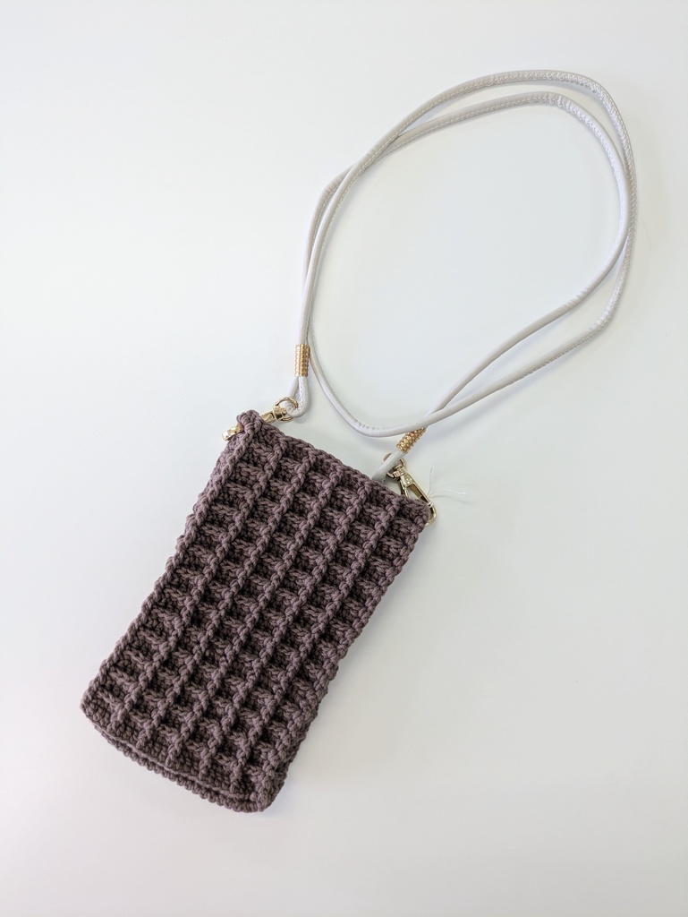 【ハンドメイド】ワッフル編みの大人上品なスマホショルダー / ミニサコッシュ(ブラウン)