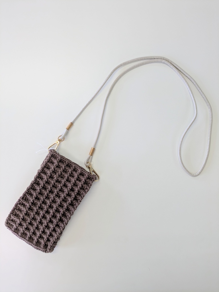 【ハンドメイド】ワッフル編みの大人上品なスマホショルダー / ミニサコッシュ(ブラウン)