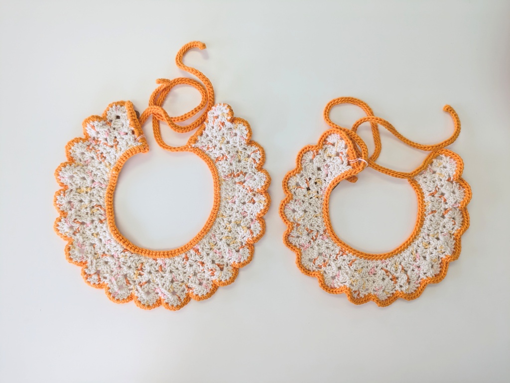 【ハンドメイド】お花のようなスカラップ編み ベビーつけ襟スタイ（オレンジエッジ）大小セット