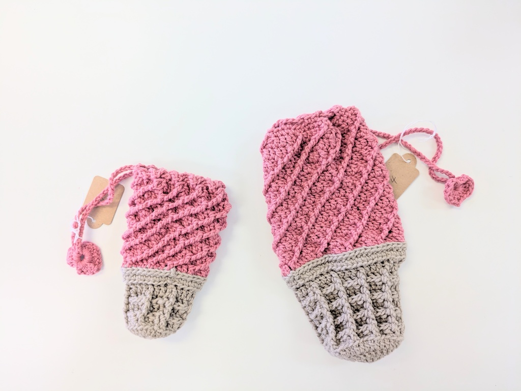 【ハンドメイド】手編みのアイスクリーム風巾着ポーチ（ピンク×ベージュ）2点セット