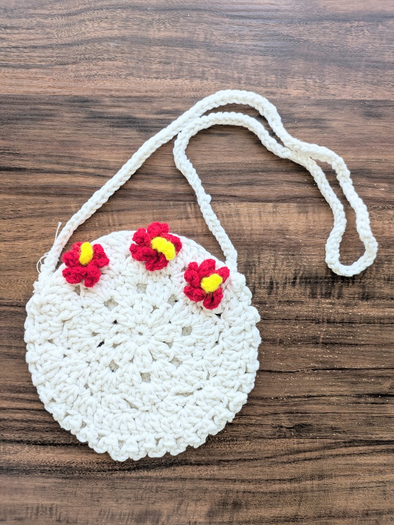 【ハンドメイド】手編みの丸型キッズポシェット / お花モチーフ付き（ホワイト）