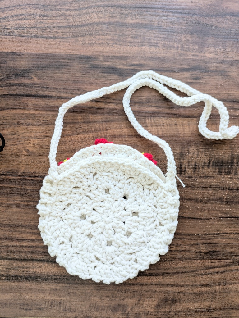 【ハンドメイド】手編みの丸型キッズポシェット / お花モチーフ付き(ホワイト)